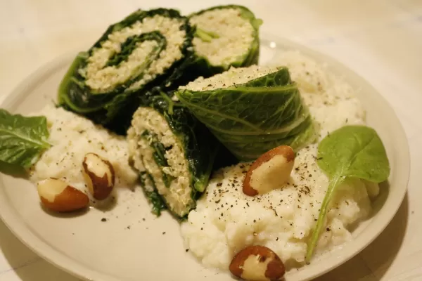 Wirsing-Quinoa-Röllchen mit Blumenkohlcreme