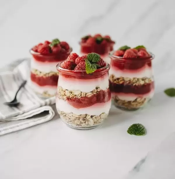 Himbeer-Parfait mit Kokos-Joghurt