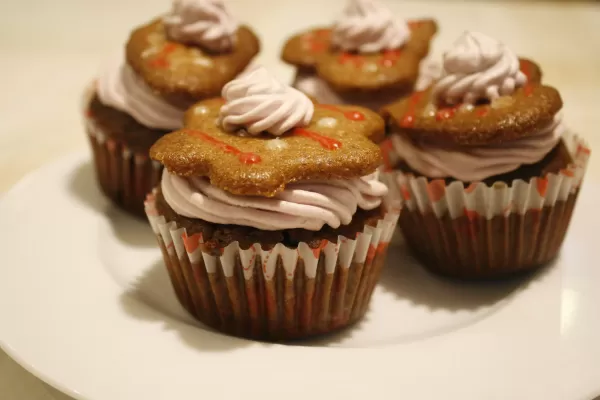 Weihnachtscupcakes mit Punschcreme und Keks-Topping