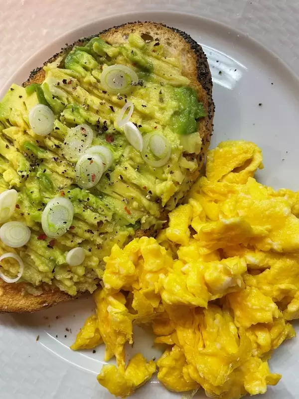 Eier und Avocado-Toast