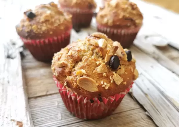 Erdnuss-Muffins mit Zartbitterschokolade