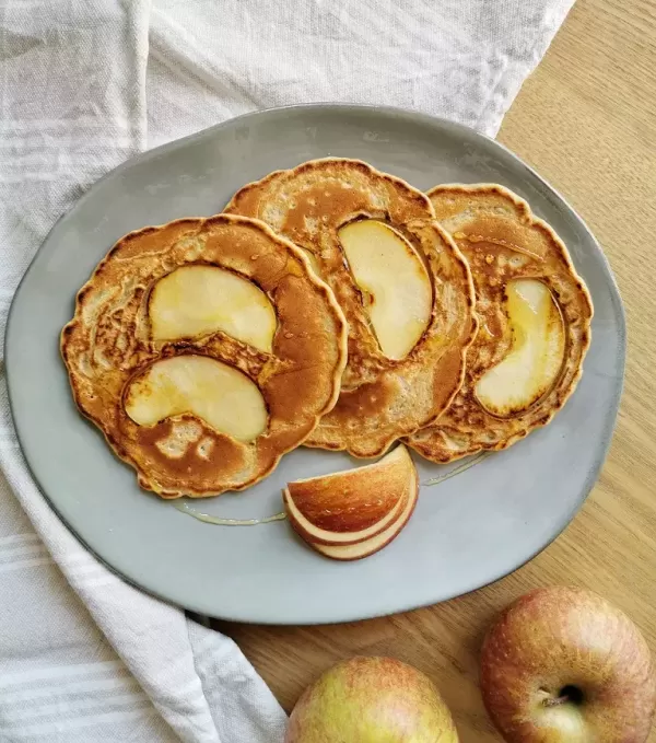 Walnusspfannkuchen mit Apfel