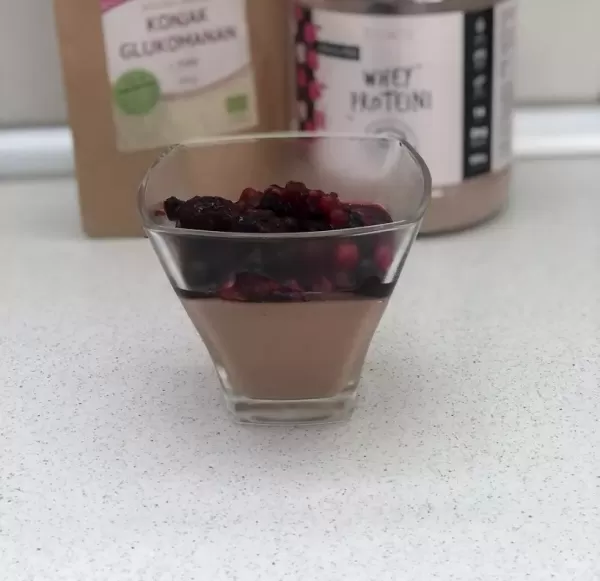 Proteinpudding mit Waldbeeren