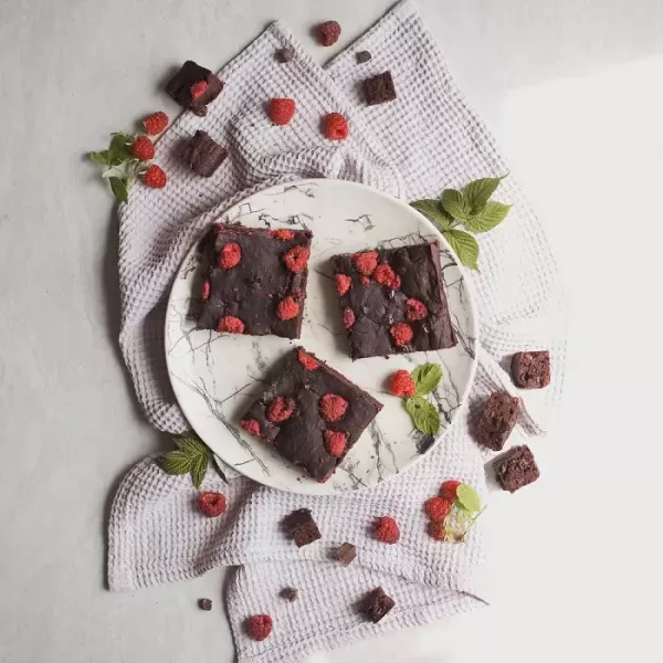 Intensive Schokoladen-Brownies mit Himbeeren (und einer geheimen Zutat)