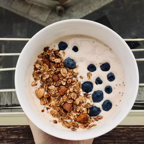 Protein-Bowl mit Granola