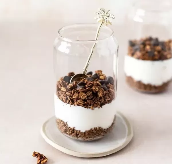 Schoko-Bananen-Joghurt-Parfait mit Granola