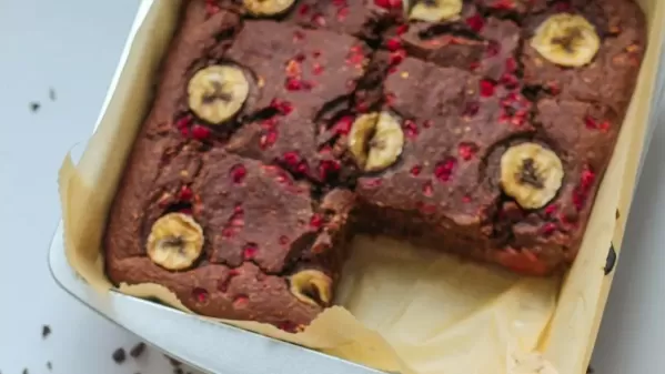 Gebackene Haferflocken mit Schokolade und Himbeeren