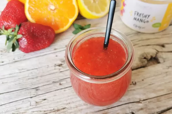 Erfrischendes Erdbeergetränk mit Mango
