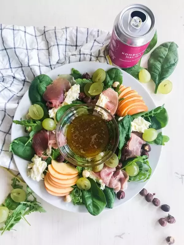 Salat mit Kombucha-Dressing