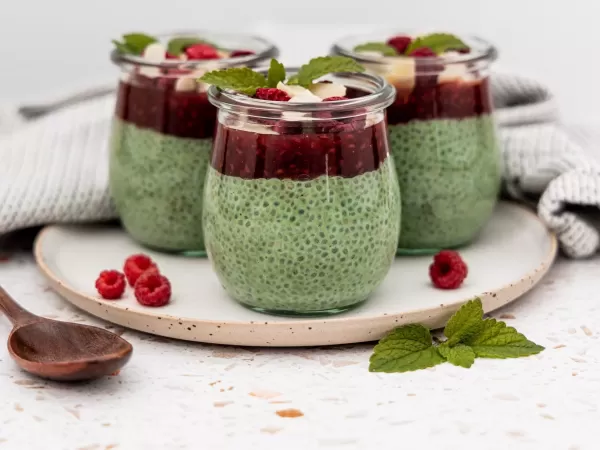 Veganer Matcha-Chia-Pudding mit Himbeeren