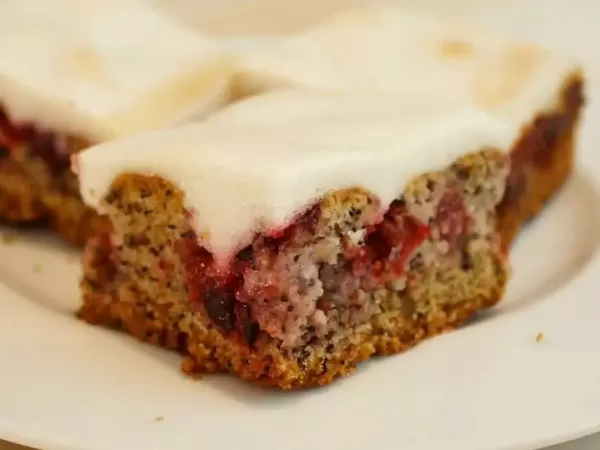 Veganer Kirsch-Mohnkuchen mit Aquafaba-Haube