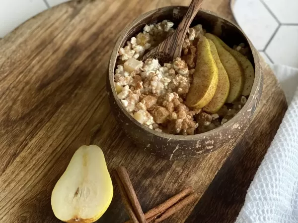 Buchweizenbrei mit Birne und Hüttenkäse