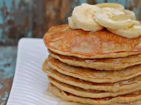 Foto von Haferpfannkuchen mit Banane